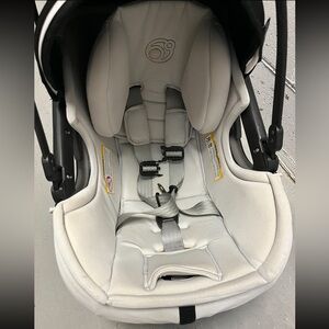 Orbit baby g5 car seat. Used maybe 12 times at most. In great condition